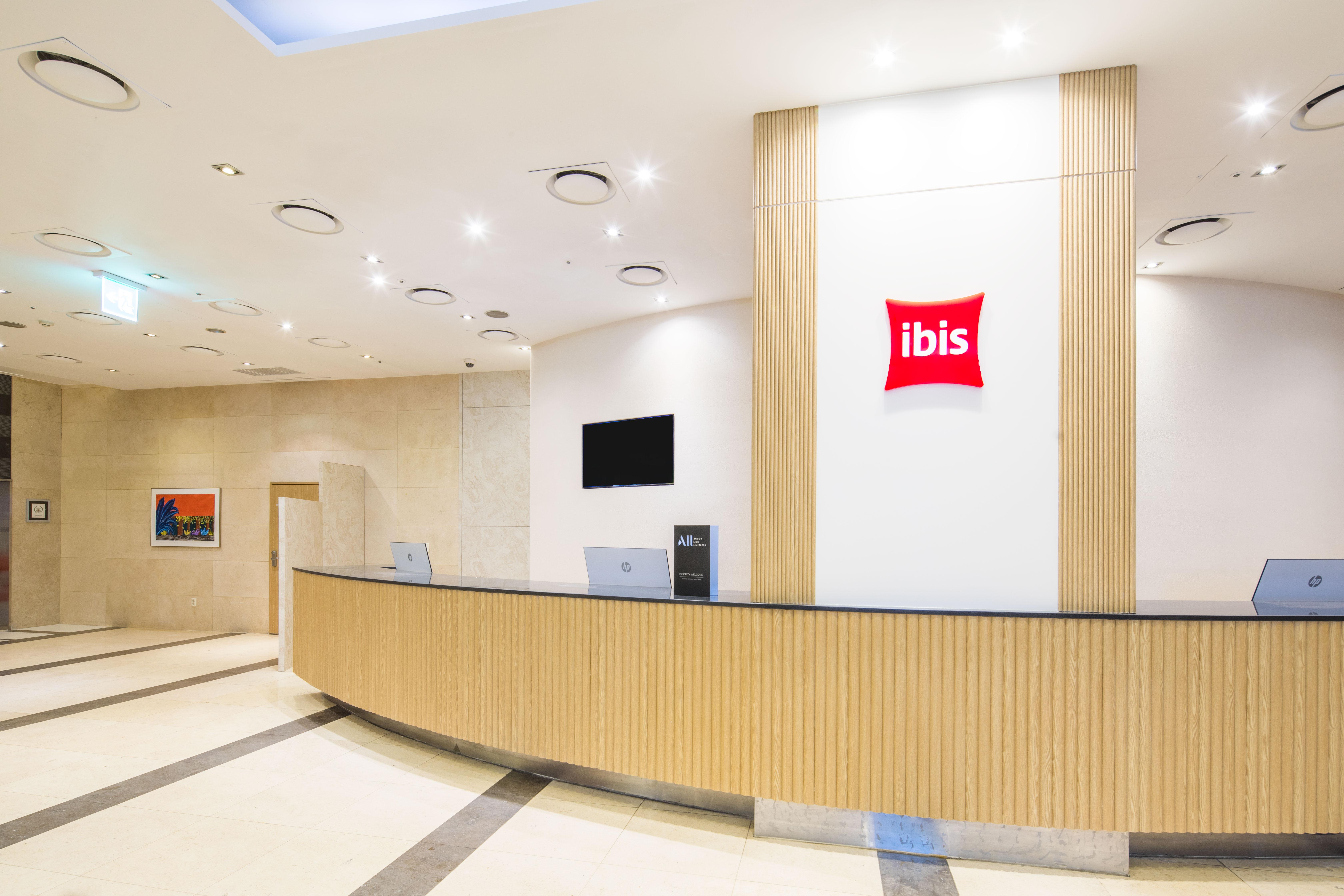 Ibis Ambassador Suwon Hotel Exterior foto